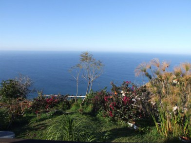 Blick über den Garten auf den Atlantik