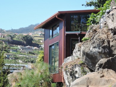 Tiny House unterhalb des Holzhauses